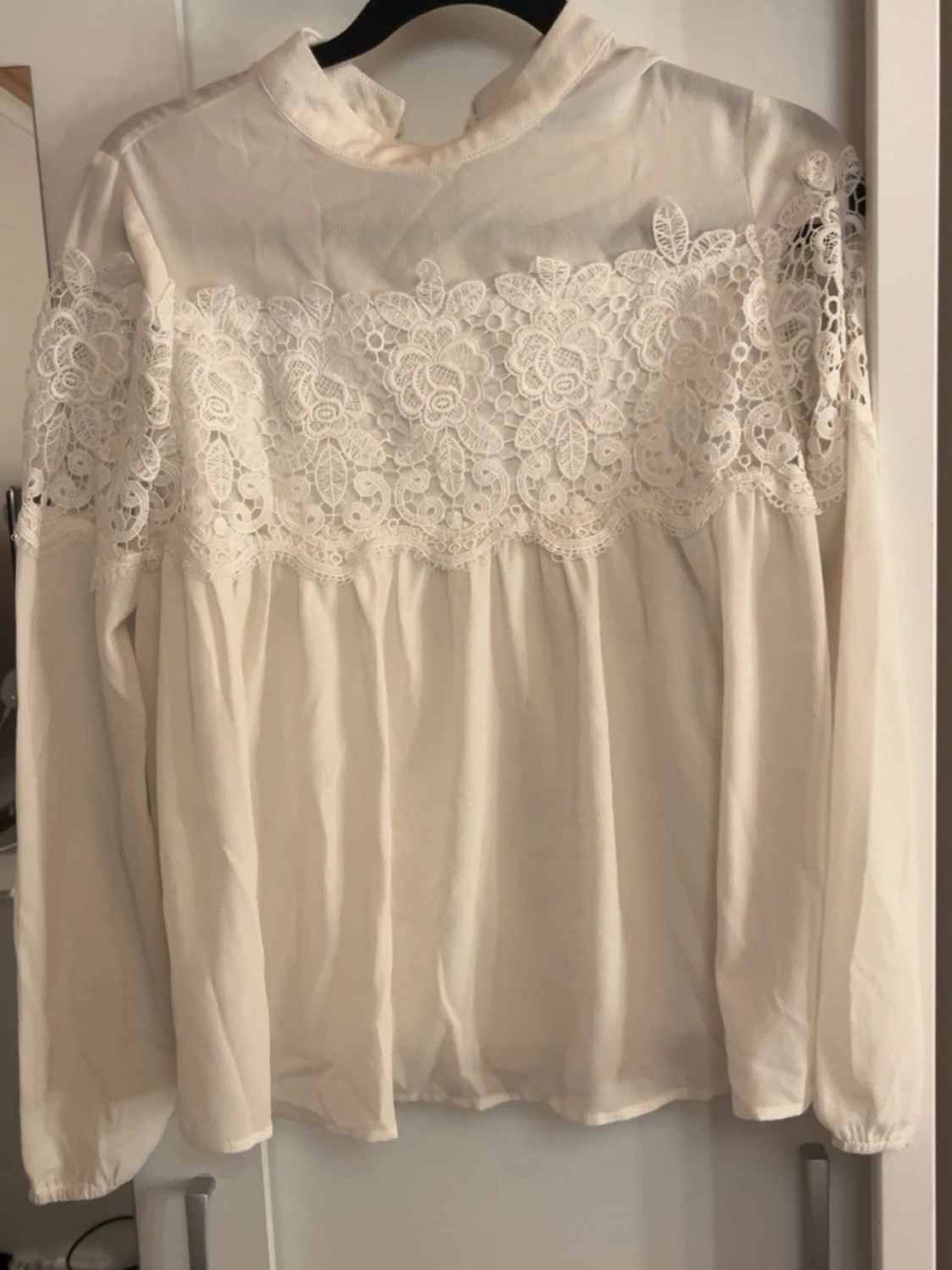 Vit blus i storlek 36