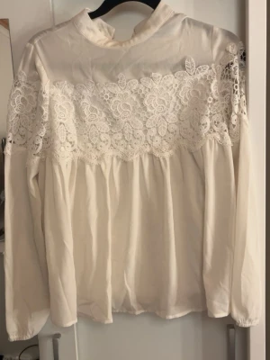 Vit blus i storlek 36 - En vit blus i storlek 36. Inga fläckar eller annat