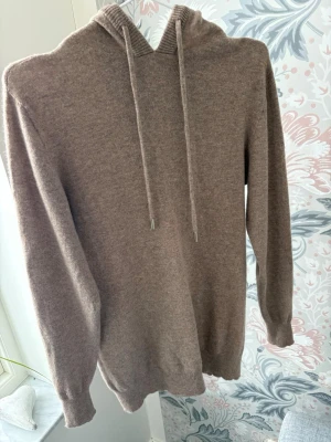 Herr  Stickad tröja  med luva  - Säljer den här då den skulle vara en julklapp till min kusin, men den var lite liten i storleken. Det skulle vara S, men jag skulle säga att den är mer som en XS. Den är helt ny, aldrig använd bara provad