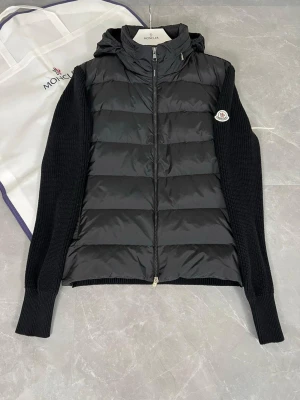 Moncler Cardigan - Säljer en helt ny Moncler Cardigan i storlek S. Fraktar inom 24h📦  Snabb leverans 🚚 