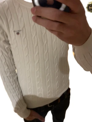 kabelstickad gant tröja  - Gant tröja | skick: väldigt fint skick | märk: vit | unisex modell | Skirv vid frågor | mvh MD closet⚜️