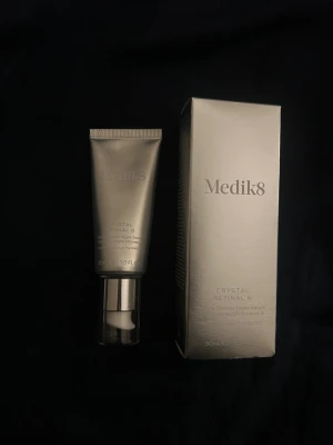 Medik8 Crystal Retinal 6 serum - Medik8 Crystal Retinal 6. Endast använt två pumpar så den är nästan helt full! Säljer då jag inte vill fortsätta med retinal. 