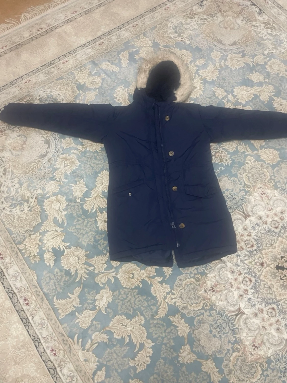 Mörkblå parkas med fuskpäls