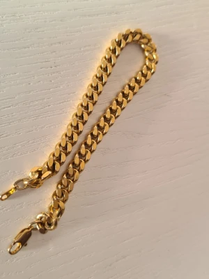 Guldarmband (18k pläterat) - Säljer ett 18k pläterat guldarmband, förgyllt silver. 22 cm.