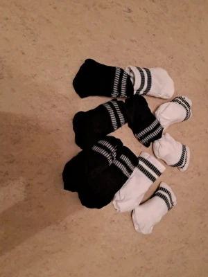 Randiga sportiga strumpor svart/vit - Hej! Jag säljer 10 par strumpor i storlek 40-42. I nytt skick. För 30 kr/st.  1 par 30 kr 10 par 300 kr Du kan beställa hur många du vill det är bara att kontakta så löser jag med betalningen. Tveka inte att kontakta om du är intresserad eller har några frågor!