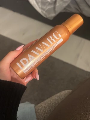 IDA WARG Tinted Self-Tanning Mousse - Brun self-tanning mousse från IDA WARG i färgen medium dark. Moussen är vegansk och har en tropisk doft. Har använt 1 gång, så i princip full. 
