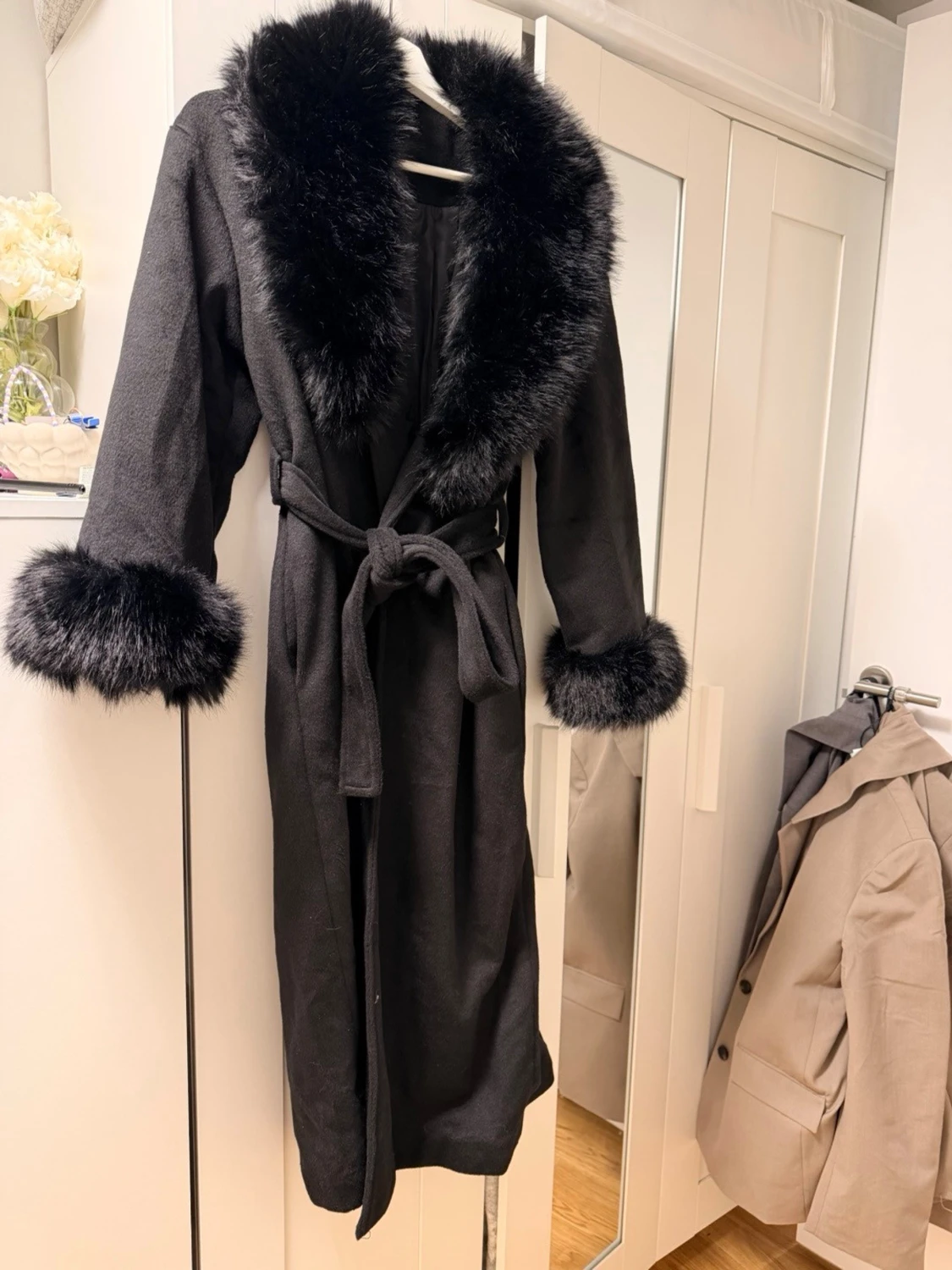 Svart kappa m.päls - 1