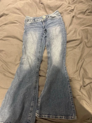 Gina tricot low waist jeans  - Säljer gina tricots ”14+ for real low waist jeans” dom har diamanter på fickorna, jag har aldig använt dom så de är ny skick💕 diskuterar gärna priset. Dom är i 170 och jag har vanligt viss S eller M i jeans, kolla hemsidan ifall ni vill ha måtten