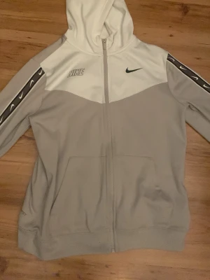 Nike hoodie - Vit klassisk Nikehoodie med dragkedja, tröjan är i mycket bra skick och storlek är i storleken XS.