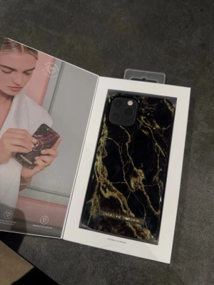 Ideal of Sweden Mobilskal Golden smoke marble till IPhone 12/12pro  - Nytt och oanvänt! Nypris 300:- 