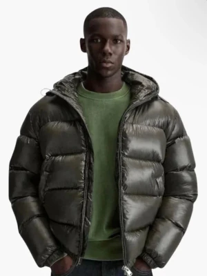 Mörkgrön jacka från Zara  - Säljer min killes vinterjacka från Zara då den va för stor och vi glömde skicka tillbaka den endast använt 1gång🩷 priset kan diskuteras vid snabb affär❣️