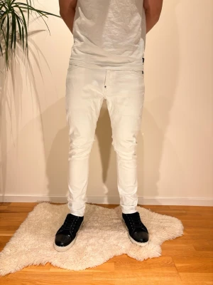 G-star Jeans - Säljer dessa vita G-stars i nytt skick i strl 33/32! Otroligt snygga jeans som är lätta att styla, funkar till borde vardag och fest! Vid minsta lilla fundering tveka absolut inte på att höra av er! 😊/N&V (Modell är 188, Ca 80 kg)