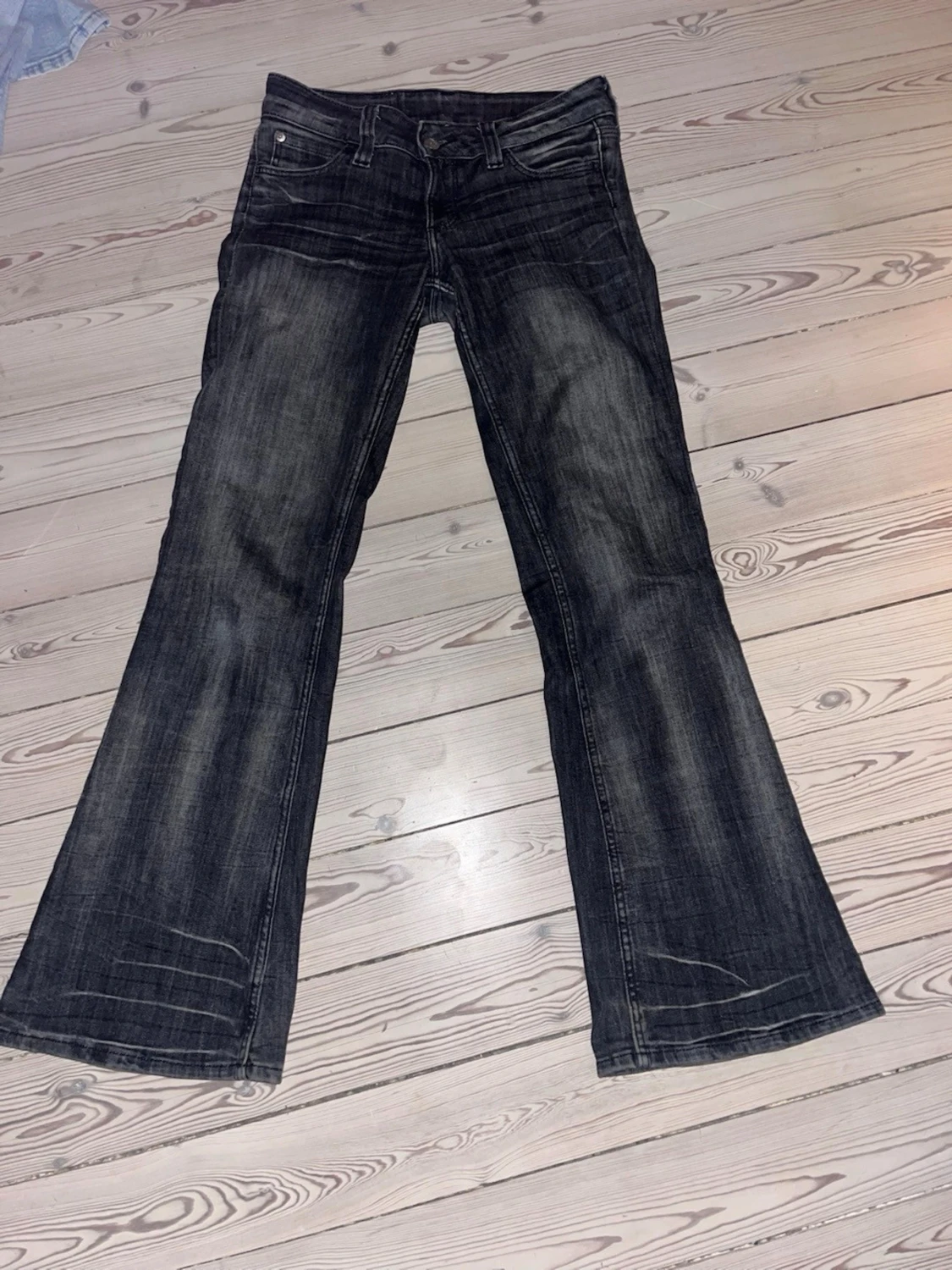 Mörka bootcut jeans med vintagekänsla - 1