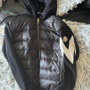 Moncler cardigan - Moncler cardigan aldrig använd skriv privat för mer info