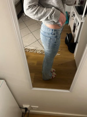 Ljusblå bootcut jeans! - bootcut low waist jeans med hål från Hm! Jättefina, bra skick det ändå är att på låren kan de ses som en gnutta gulaktiga men det är verkligen bara om man tittar nära💗Säljer tyvärr för de är lite små för mig så skulle säga att de passar en mindre s i midjan men längd är bra!