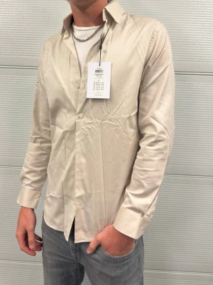 Helt ny Selected Home skjorta - En sprillans ny kostymskjorta från Selected Home med prislapparna kvar (599kr)! Storlek M. Hör av er vid frågor! Modellen är 188 och väger 77kg