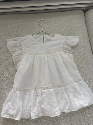Vit blus med volang från Gina Tricot - Supersöt vit blus från Gina Tricot i storlek 146/152. Blusen har volangdetaljer på ärmarna och nertill. Skriv för fler bilder 🩵🥰