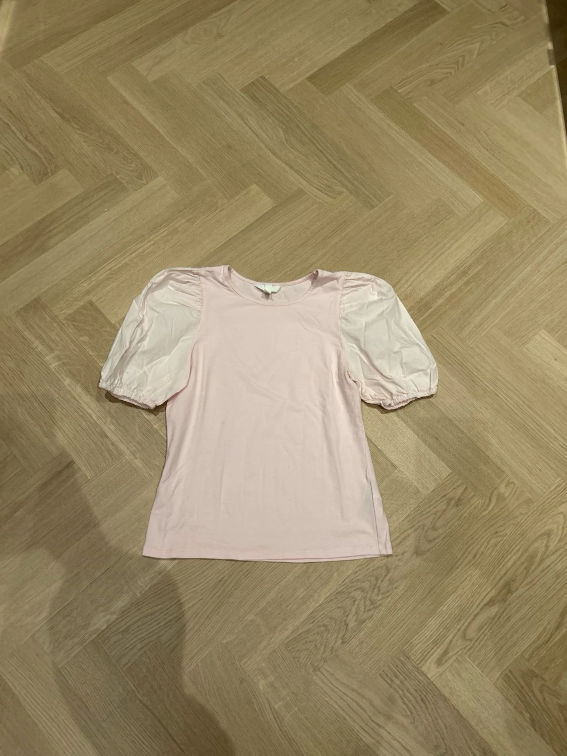 Ljusrosa topp med puffärmar S