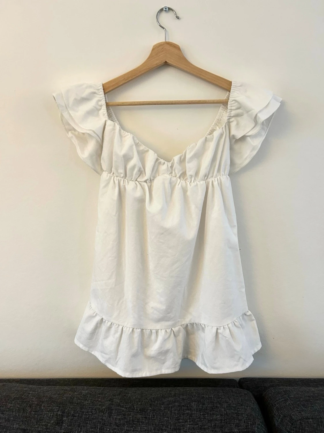 Perfekt studentklänning/ Vit miniklänning med volang