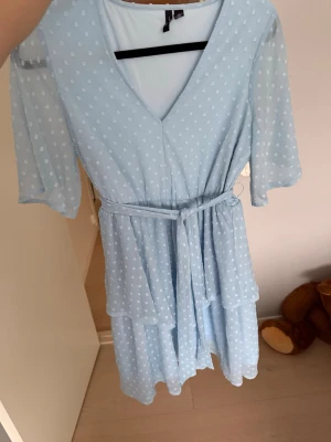 Ljus blå klänning - Ljus blå klänning från vero Moda ❤️ knappt använd så skicket är super bra!!