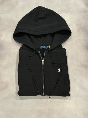 Ralph Lauren zip hoodie  - Svart Ralph Laurent zip hoodie | Skick - 7,5/10 | Lite smutsig MEN tvättar innan försäljning | Storlek - M - passar S | Äkta | Nypris - 2200kr | Hör av er vid frågor eller funderingar 🙌