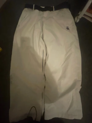 Harlaut apparel shitkid  - Skriv ett pris som du är villig att betala så får jag se om jag accepterar •Snygga baggy skidbyxor • passar mig perfekt som är 168 • skickas inom 24h 