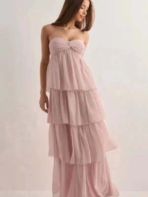 Rosa balklänning med volang - Säljer min fina balklänning då den inte kommer till användning💗 klänningen är använd endast en gång och är hel o fin. Hör av er vid intresse💗☺️ nypris 700