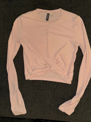 Tröja från Hm - Fin tunn tröja från hm med detalj. Strl small 