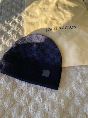 Mörkblå LV Mössa - Mörkblå Louis Vuitton mössa av den nyare modellen. Dustbag medföljer 