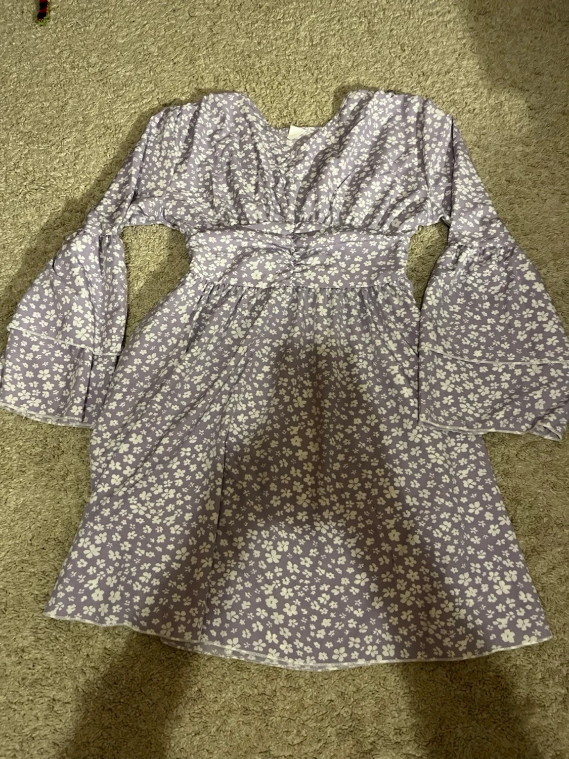 Ljuslila blommig klänning