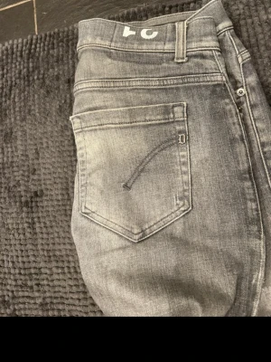 Dondup jeans byte  - Söker att byta mina dondup George skinny fit mot ett par exakt samma modell fast i 1 mindre storlek. Mina är 31W jag söker 30W. Hör av dig om du är intreserad. Midja 40cm Längd 102. Inga defekter!!