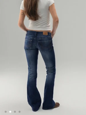 Blå bootcut jeans med broderade fickor - Helt nya endast testade. Säljs då de va för korta i mina ben och jag vill inte returnera. Pris kan såklart diskuteras.