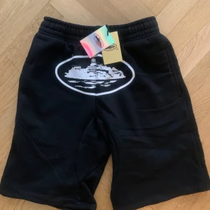 Svarta shorts med tryck från Corteiz - Svarta shorts från corteiz med ett stort vitt tryck framtill.