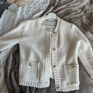 Beige stickad kofta från Zara - Säljer min beige vita 3/4 kofta ifrån Zara. Jätte bra skick men har tyvärr inte kommit till användning alls❤️ kontakta om du har frågor!