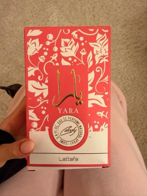 Yara Candy EdP 100ml - Yara Candy från Lattafa är en Eau de Parfum i en snygg rosa flaska på 100 ml. 