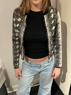 kofta med ormskinnsmönster  - storlek S, jag är 175 cm lång! hör av er vid frågor!! 💓