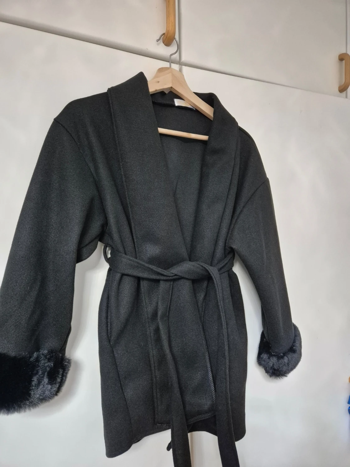 Svart kappa med fuskpälsdetaljer - 1