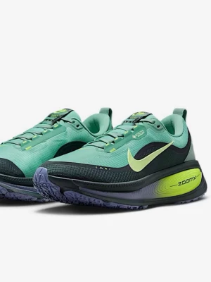 Nyskick Nike ZoomX Vomero 16 Gore-Tex Snyggaste skorna - Endast testade nya Nike ZoomX Vomero 16 Gore-Tex sneakers i mintgrönt och svart med neongula detaljer. Ovandel i slitstark syntet med vattentätt Gore-Tex-membran, snörning och stor Swoosh på sidan. Sulan har ZoomX-dämpning och lila yttersula med greppigt mönster. Endast testade på en gym pass