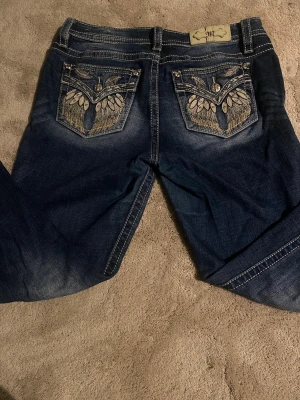 Miss Me jeans  - Snygga mörkblå jeans från Miss Me med broderade detaljer på bakfickorna. Jag köpte dem för 2300 nya i butik❤️