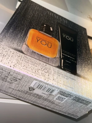 Armani Stronger With You presentbox - Helt ny ( inte öppnad) Emporio Armani Stronger With You i en snygg presentbox med en Eau de Toilette (50 ml) och en matchande body shampoo (75 ml). Perfekt för dig som vill ha en exklusiv touch i vardagen.