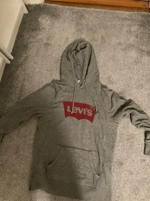 Mysig grå hoodie från Levis - Super mysig grå hoodie från levis köptes för 1000 kr men säljs för 100 kr!