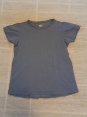 Blå basic t-shirt från 157 - En enkel blå t-shirt från 157 i modellen FILIPPA STAR. Tillverkad i mjuk bomull med lite stretch för extra komfort. Klassisk rund hals och korta ärmar, perfekt till jeans eller shorts. Stl xs/s. !!endast swish +frakt!!