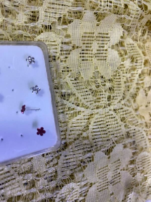 925 Silverpläterad Näspiercing med blommigt mönster - Säljer Näspiercing med blommigt mönster.Perfekt för att lyfta en enkel outfit med lite extra stil. 69kr/2 par/bild 