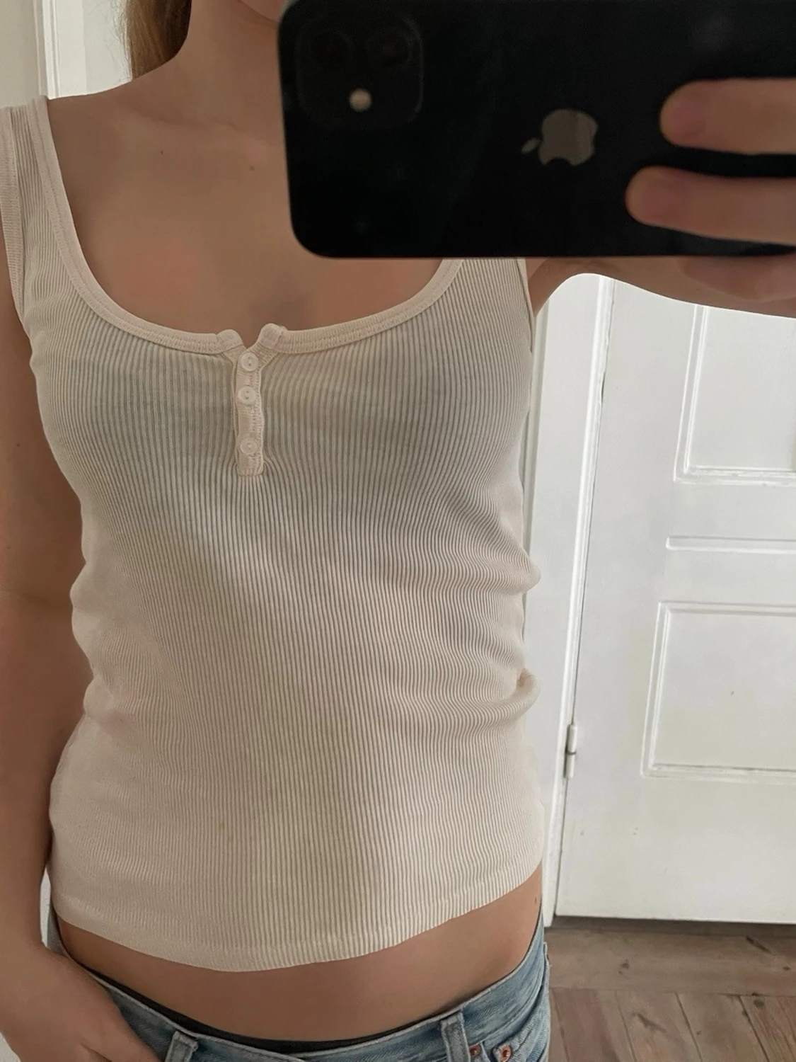 Ribbad beige linnetopp med knappar