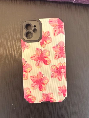 iPhone 11 skal - Rosablommigt skal med vit bakrund 