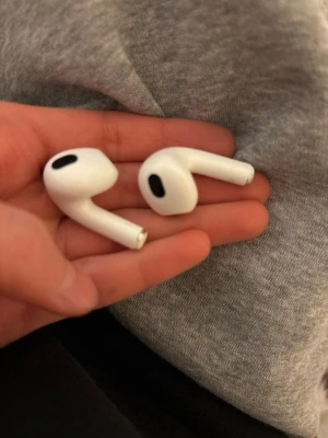 Äkta Apple AirPods (3 generation) - Säljer ett par Apple AirPods (3 gen) i bra skick. Trådlösa hörlurar med tydligt ljud och smidig anslutning till iPhone och andra Apple-enheter. Mindre bruksspår kan förekomma, men inga synliga större skador. Har tappat bort skalan, därför vill jag sälja den, så att den kommer i användning till den som har skalet. De är äkta och är köpt från net on net, har även kvitto som bevis. Priset kan diskuteras 