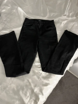 Svarta jeans från ONLY XS - Svarta jeans från ONLY i klassisk femficksmodell. Byxorna har normal passform och raka ben, med dragkedja och knapp framtill. Tillverkade i mjukt bomullsmaterial med lite stretch för extra komfort. Perfekta till din vardagsstil.
