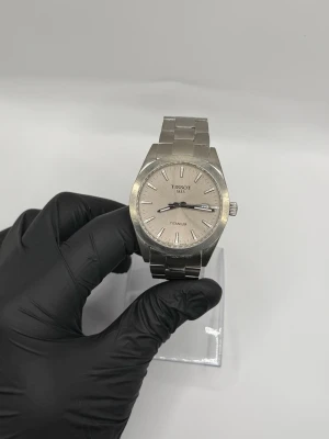 Tissot Gentleman - Märke: Tissot • Modell: Gentleman • Urtavla: Silverfärgad • Nypris: 6 699 kr • Pris: 3 999 kr • Skick: Använd med normalt slitage, fortsatt i gott skick • Tillbehör: Originalbox, certifikat och samtliga handlingar medföljer  Vid seriöst intresse, vänligen kontakta mig via meddelande.       