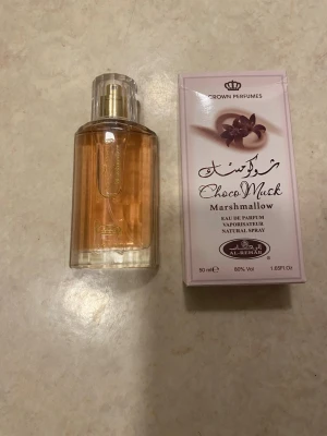 Choco Musk Marshmallow parfym 50 ml - Choco Musk Marshmallow från Al-Rehab är en eau de parfum i 50 ml flaska. Toppnoter: Citron, Kola, Kokos Hjärtnoter: Choklad Basnoter: Vanilj