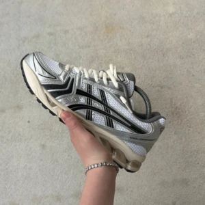 Asics gel kayano 14 jjjound - Hej, jag säljer mina Asics x jjjound. Snygg och sällsynt collab som passar till många outfits. Väldigt bra skick på skorna och kom privat vid frågor